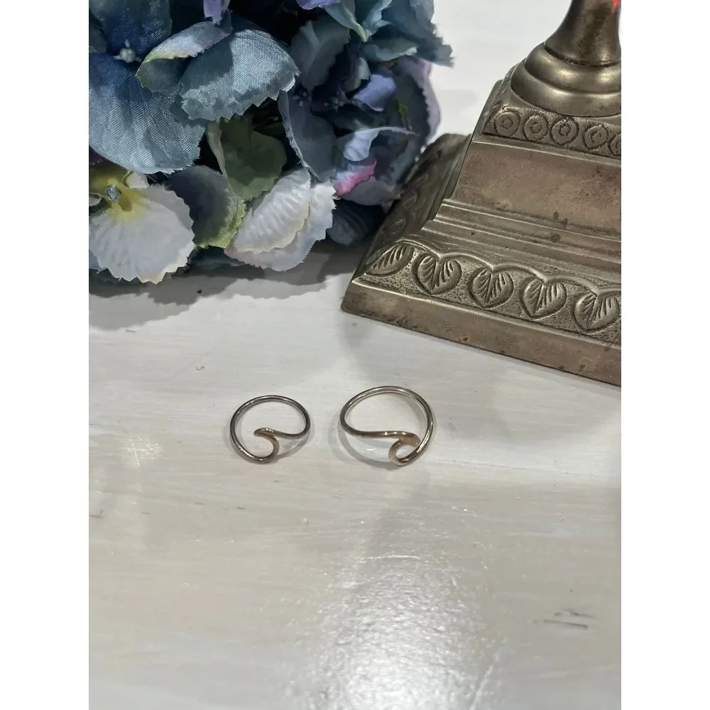 Silver toned wave ring lot of 2 size 8.25 & 4.5‎